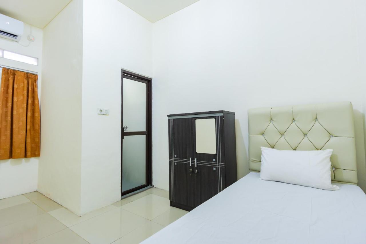 Oyo Life 2866 Kost Syahira Hotel 2*