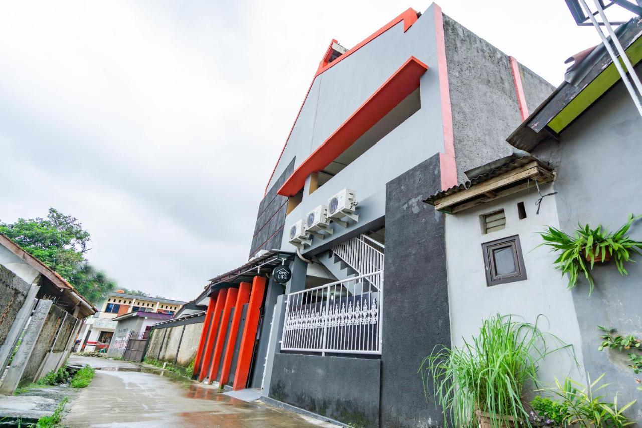 Oyo Life 2866 Kost Syahira Hotel